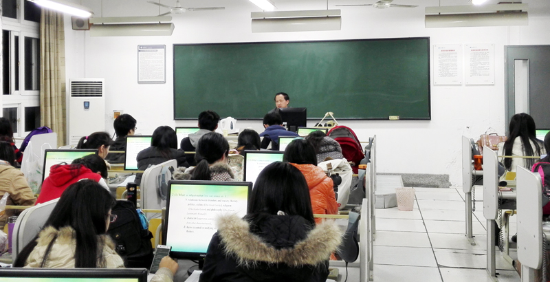 武汉理工大学甘文平教授走进外国语学院课堂_底特网 11月18日晚,外国语学院邀请武汉理工大学外国语学院院长甘文平教授进入大四本科学生美国文学史及选读课堂,为2012级本科生上课。 这节课是外国文学,甘教授从文学批评的含义、方法讲到学术论文的选题及论文框架,表述深入浅出,图文并茂,引导学生认真细读了海明威的作品《在异乡》,近60名本科生和部分青年教师参与课堂学习和互动,听课师生反映效果良好。 融学术于课堂教学之中,是外国语学院对于教师教学的基本要求。学院开展知名学者进课堂系列活动,采取请进来的方式交流课堂教学经验、增加校际间教学研究的合作与学习