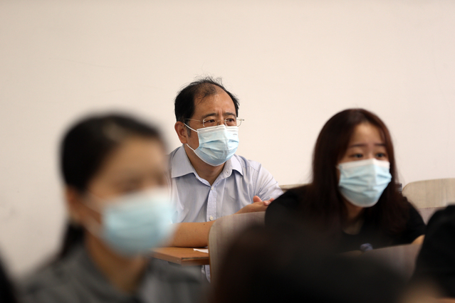 开学首日教学秩序井然 校领导集体深入课堂听取新学期第一课