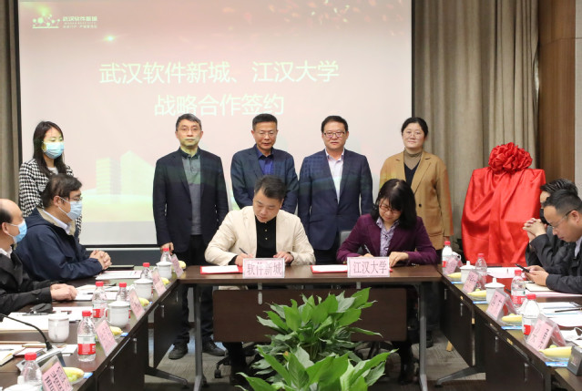 校党委书记覃道明带队深入企业园区访企拓岗促就业