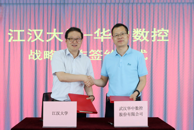 校党委书记覃道明带队访企拓岗签署战略合作协议