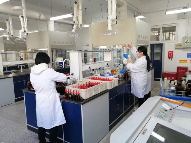 光电学院实验中心荣获“武汉市教育系统女职工建功立业标兵岗”称号